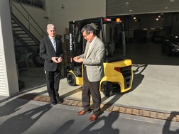 HHI PRESENTS 20B-9 FORKLIFT TO HYUNDAI MOTORS AUSTRALIA